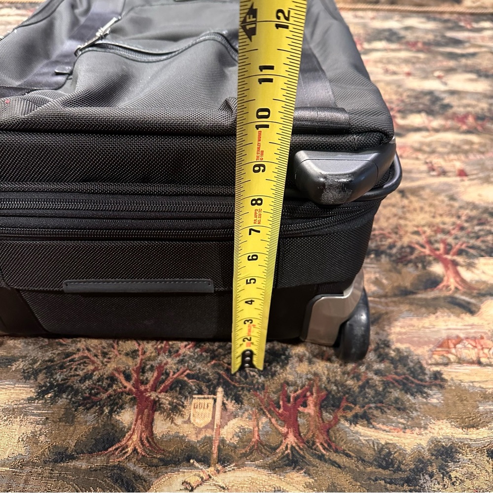 Tumi carry on suitcase - Picture 7 of 8